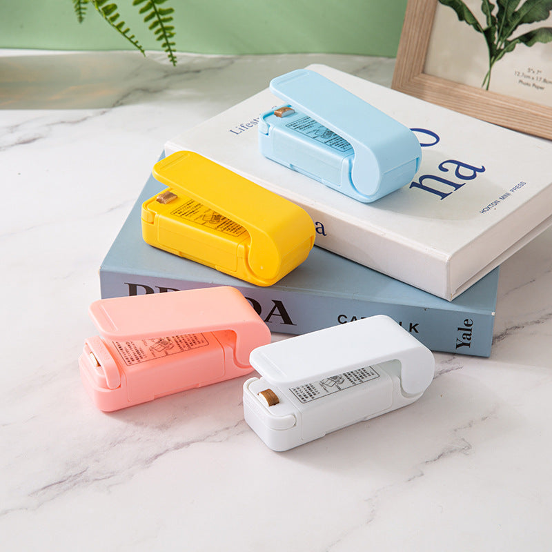 Mini household sealing machine